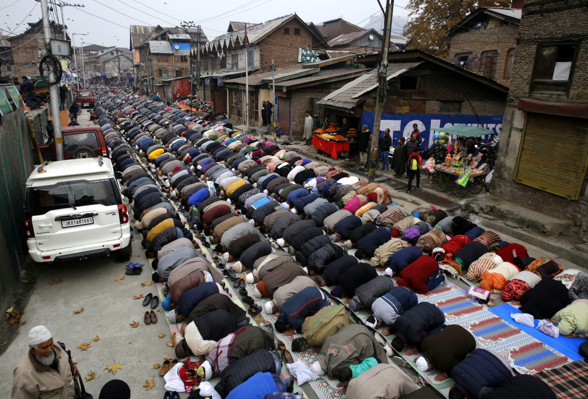 Muzułmanie z Kaszmiru ofiarowują modlitwy poza świątynią Sufi Saint Naqashband Sahib, w Srinagar, letniej stolicy Indian Kaszmiru,fot. FAROOQ KHAN Dostawca: PAP/EPA.