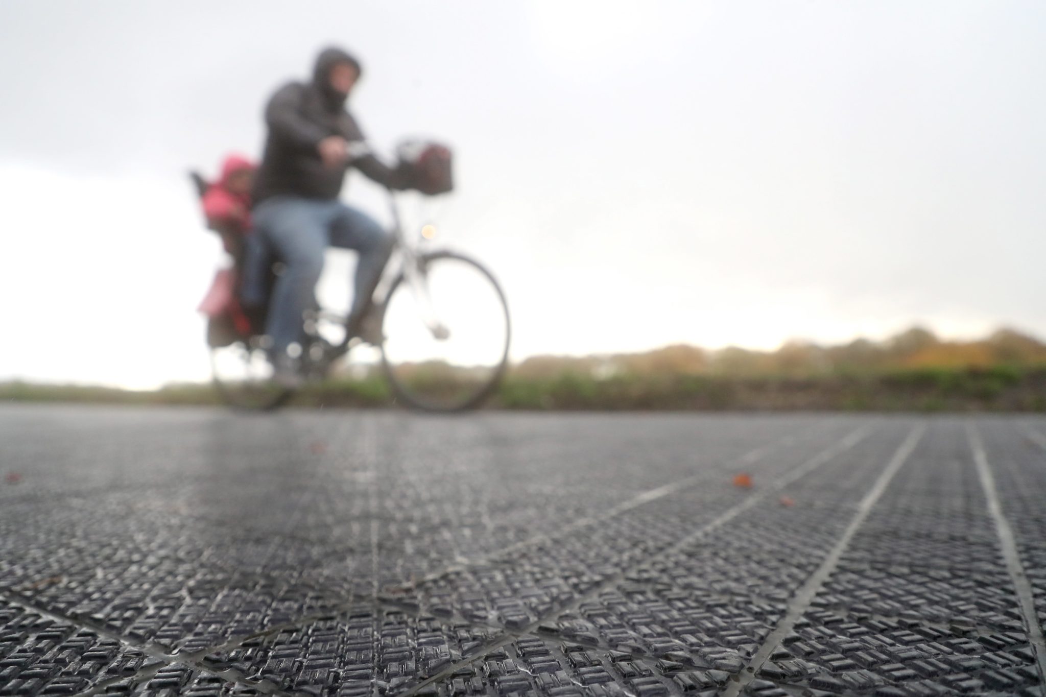 Niemcy: pierwsza słoneczna ścieżka rowerowa w okolicach Kolonii, Niemcy. Ścieżka jest wyłożona modułem słonecznym, który może wytwarzać energię elektryczną, fot. FRIEDEMANN VOGEL Dostawca: PAP/EPA.