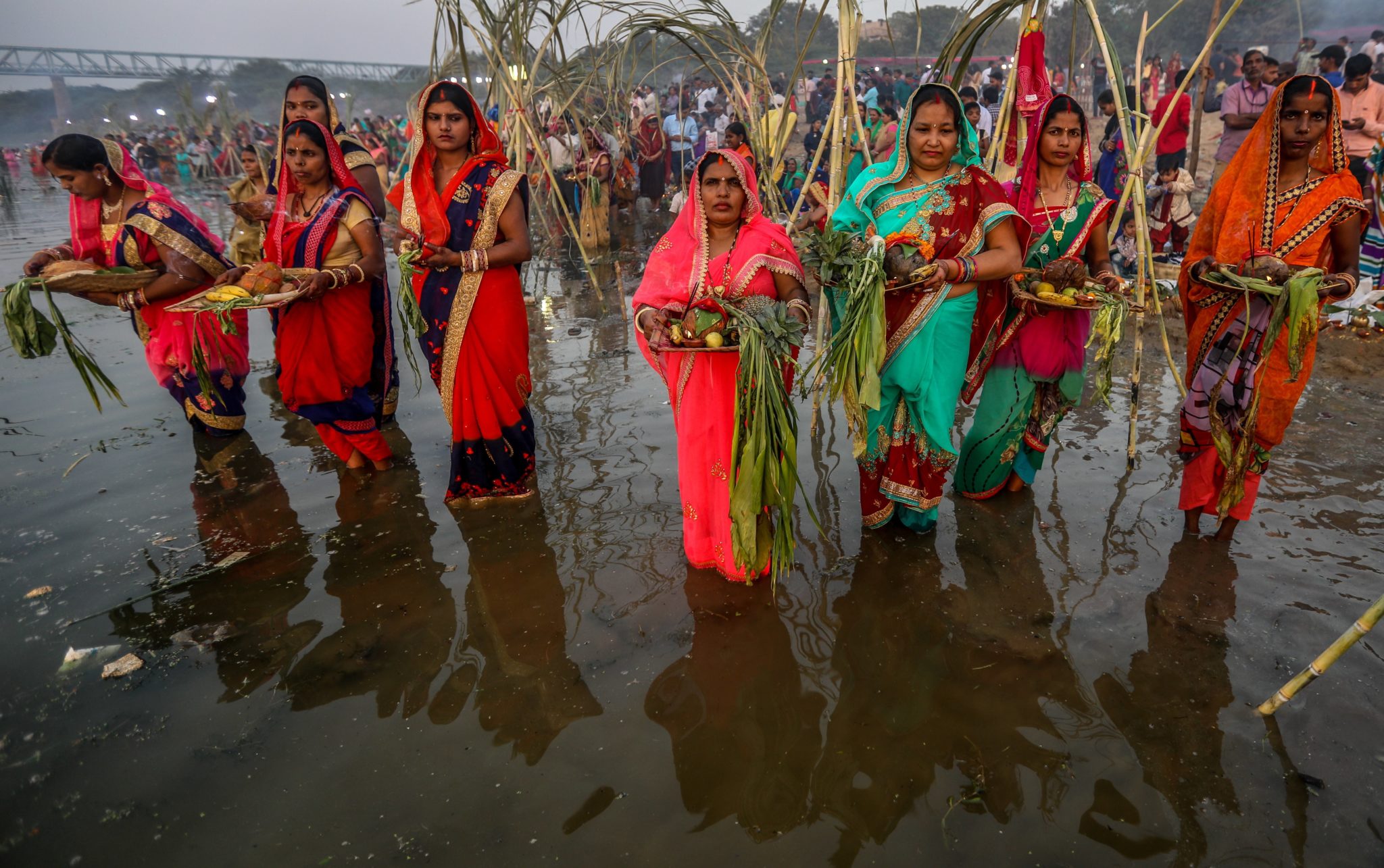 Indie: Hindusi wielbią zachodzące słońce podczas święta Chhath Puja na rzece Sabarmati w Ahmedabad, fot. DIVYAKANT SOLANKI Dostawca: PAP/EPA.