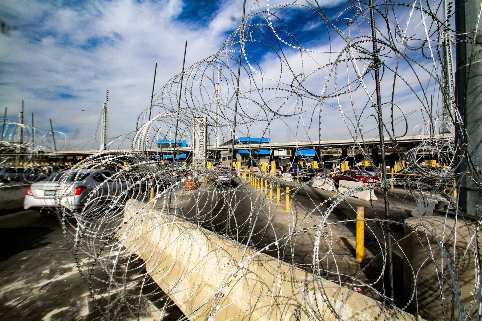 Meksyku: ogrodzenie z drutu w punkcie kontrolnym San Ysidro, który łączy San Diego (stan USA) i Tijuana (region w Meksyku), fot. Joebeth Terriquez, PAP/EPA.