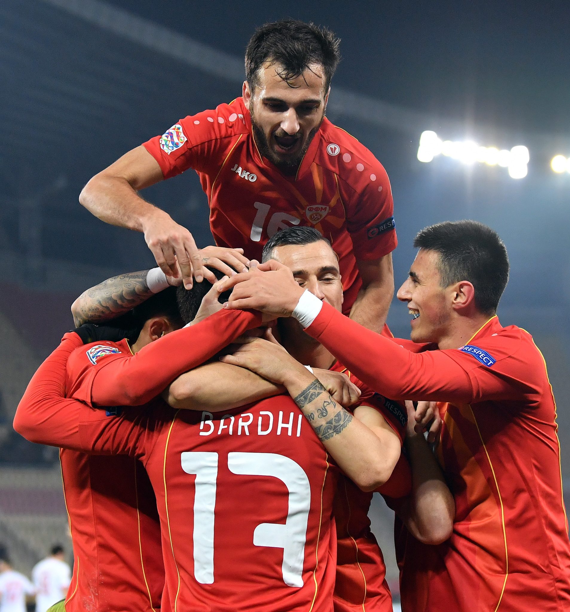 Liga Narodów: drużyna Macedonii świętuje podczas meczu Ligi Narodów UEFA między Macedonią a Gibraltarem w Skopje, fot. Georgi Licovski, PAP/EPA 