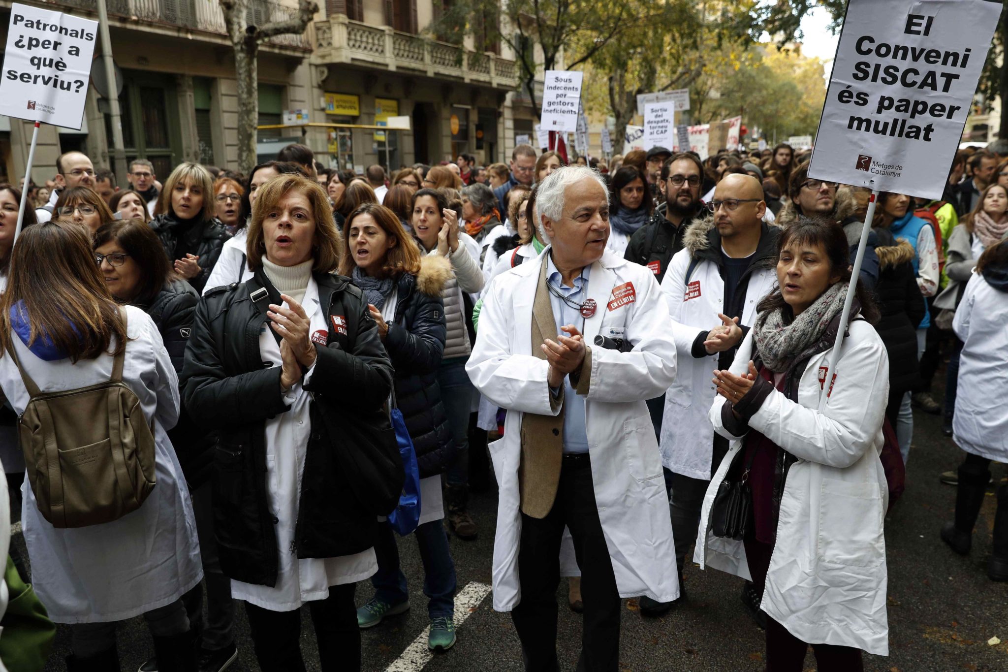 Hiszpania: protest lekarzy w Instytucie Zdrowia Katalonii w Barcelonie.  Ponad 5700 lekarzy i pielęgniarek domaga się poprawy usług podstawowej opieki zdrowotnej, fot. Toni Albir, PAP/EPA 