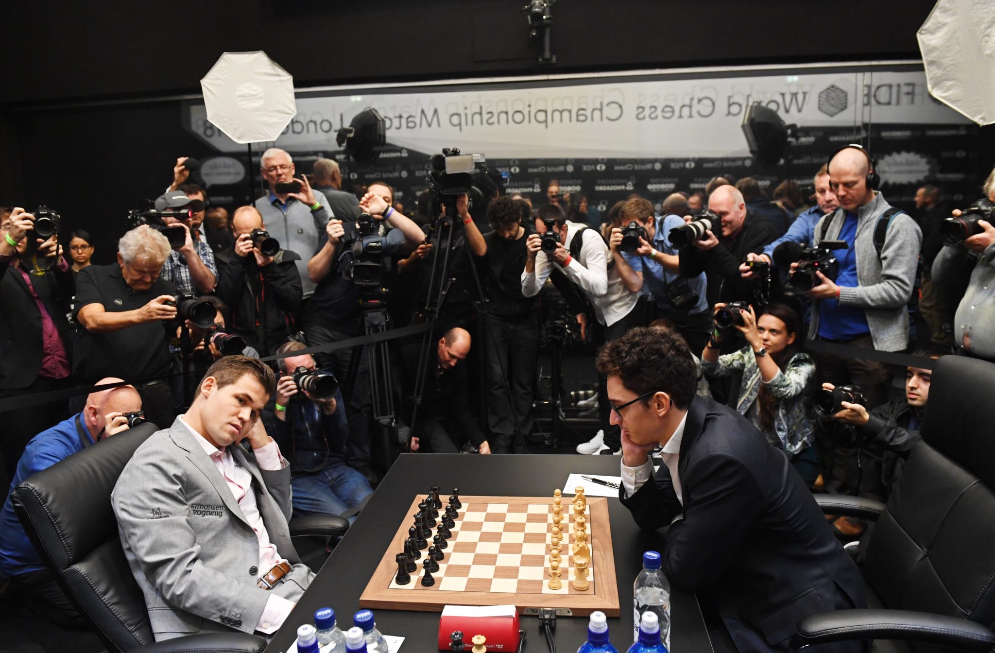 Mistrz świata w szachach, Norweg Magnus Carlsen gra przeciwko amerykańskiemu zawodnikowi Fabiano Caruanie podczas gry Round Twelve podczas Mistrzostw Świata w Szahchac, fot. Facundo Arrizabalaga, PAP/EPA 