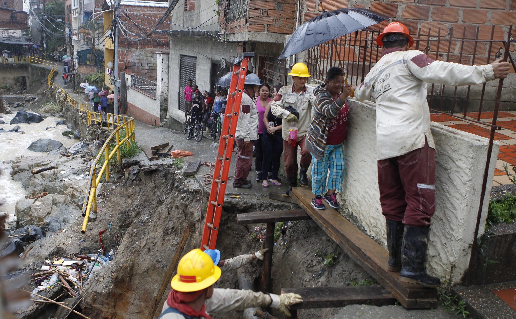 Kolumbia, miasto Medellin: zniszczenia po intensywnych opadach, fot. Luis Eduardo Noriega, PAP/EPA.