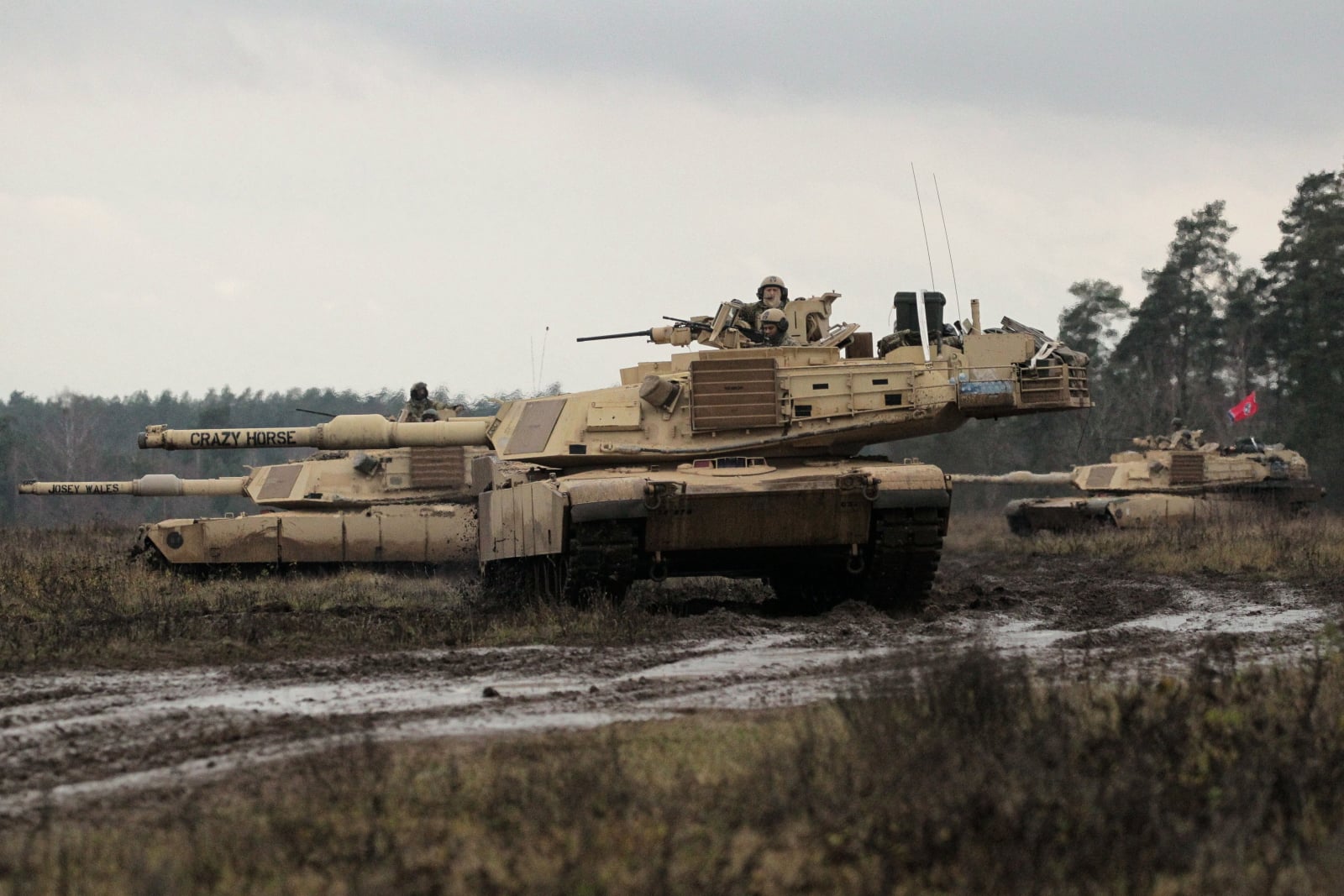 Żołnierze amerykańscy w czołgach M1 Abrams, podczas taktycznego manewru luzowania, na poligonie OSPWL Orzysz. 