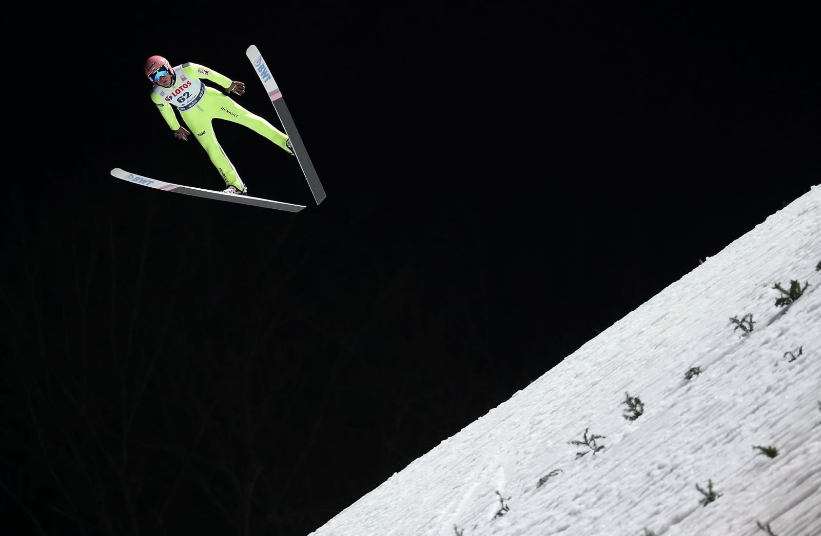 Polak Dawid Kubacki podczas serii treningowej przed zawodami Pucharu Świata w skokach narciarskich w Wiśle. Fot. PAP/Grzegorz Momot