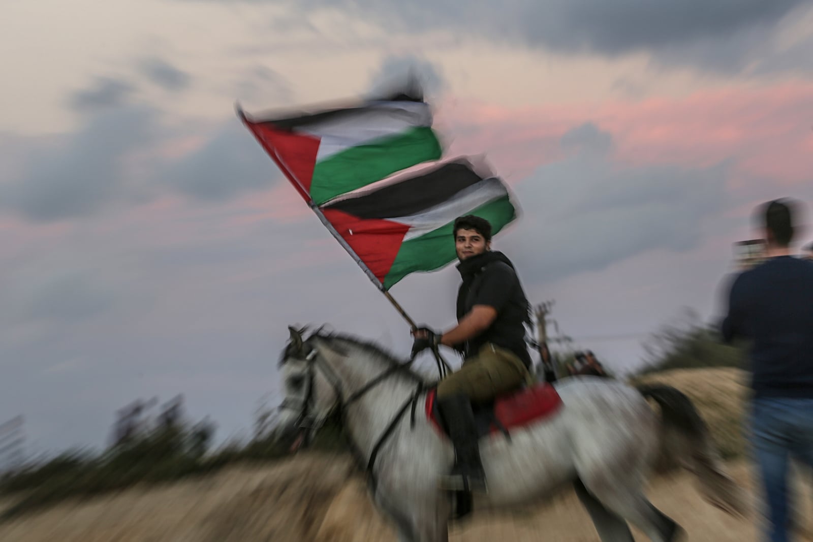 Palestyński strajkujący mężczyzna na granicy konfliktu izraelsko-palestyńskiego