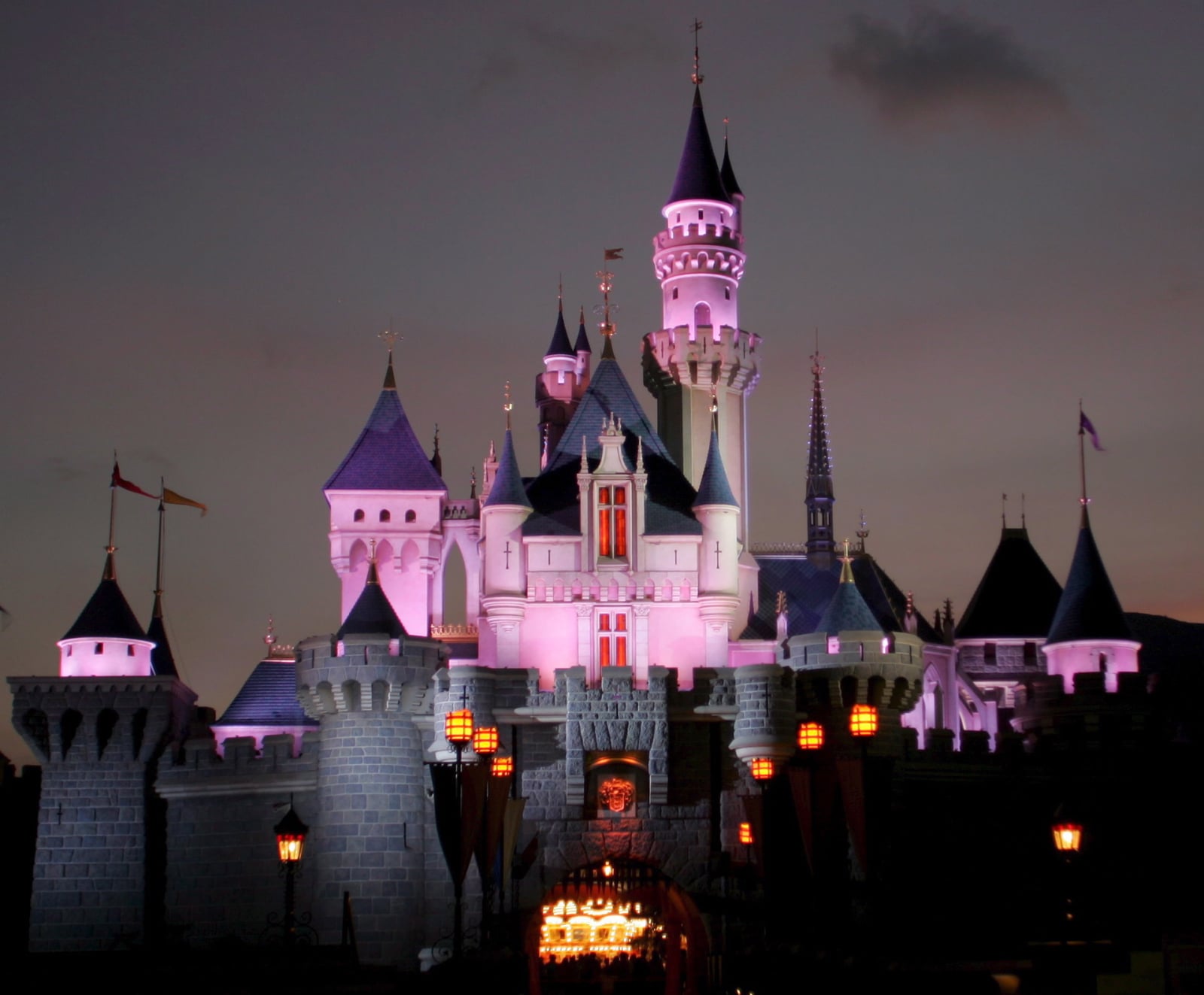 Zdjęcie Disneylandu w Hongkongu. Fot. PAP/EPA/ALEX HOFFORD