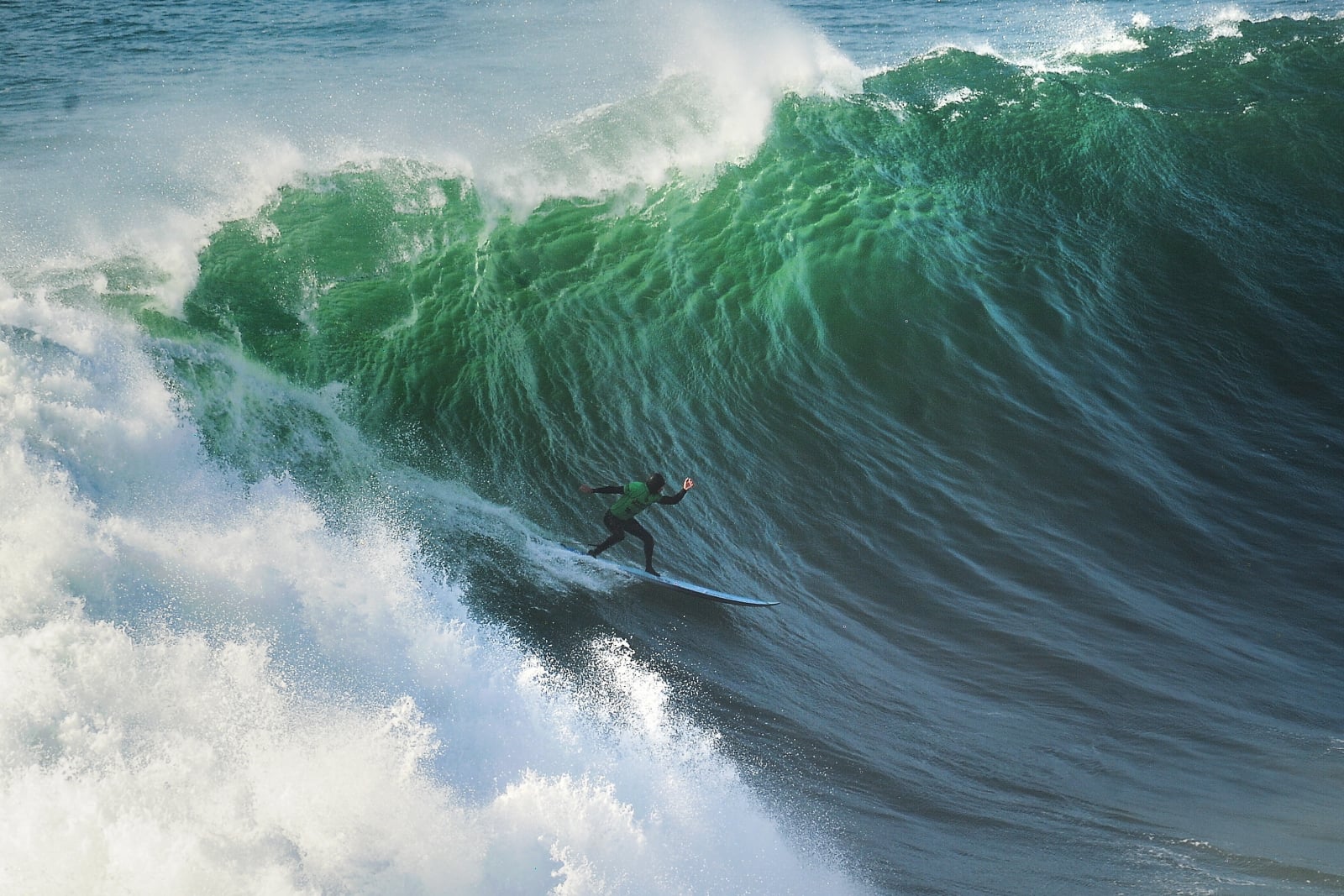 Wielkie fale w Portugalii świetnie nadają się do surfowania. Fot. PAP/EPA/CARLOS BARROSO