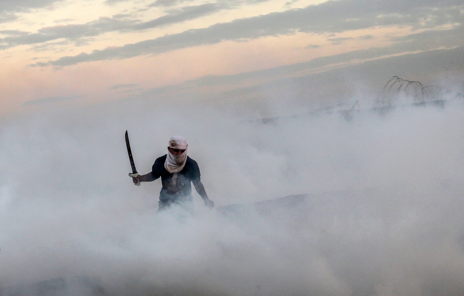 Protestujący Palestyńczyk w Strefie Gazy. Fot. PAP/EPA/MOHAMMED SABER