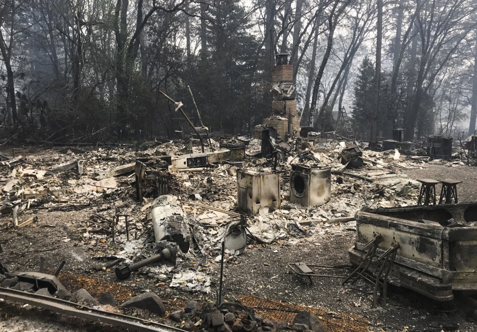 Krajobraz po pożarach w Kalifornii