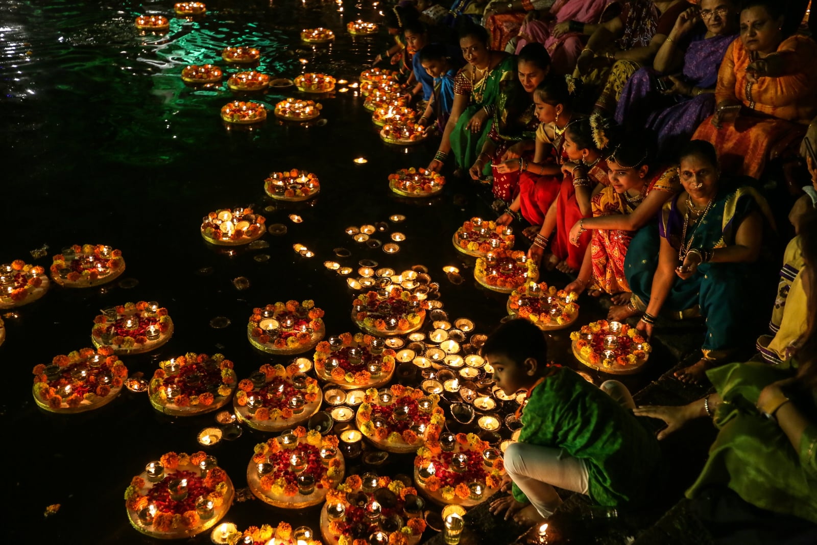 Festiwal Kartik Purnima w Indiach fot. EPA/DIVYAKANT 