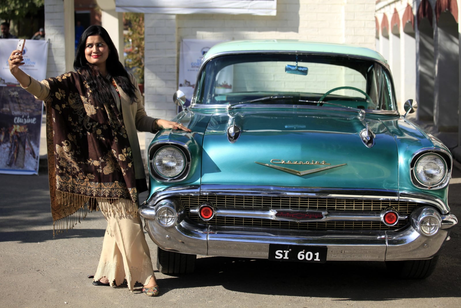 Pokaz starych samochodów w Peszawarze, Pakistan. Fot. PAP/EPA/BILAWAL ARBAB