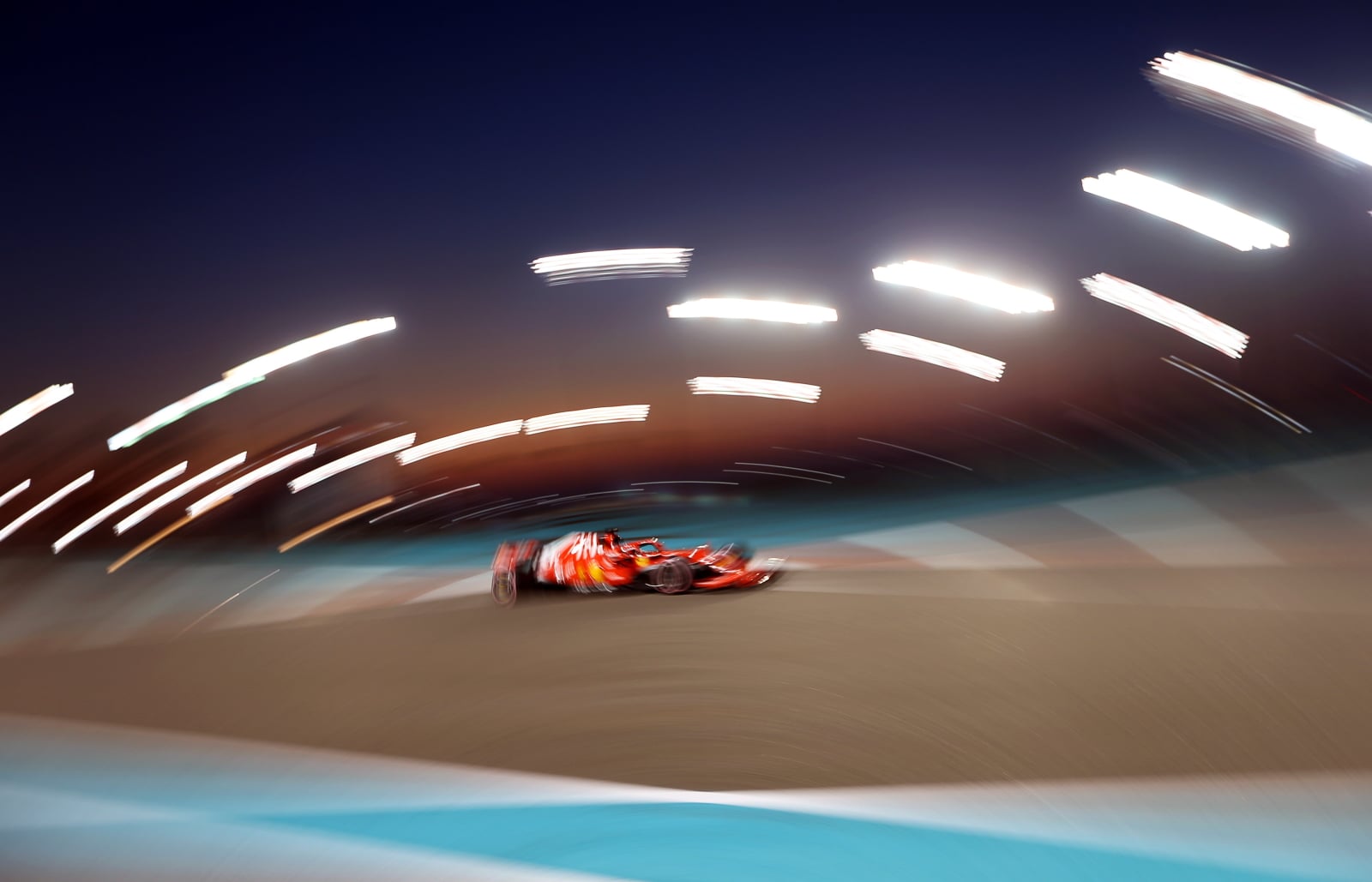 Sebastian Vettel w Abu Zabi. Fot. PAP/EPA/ALI HAIDER