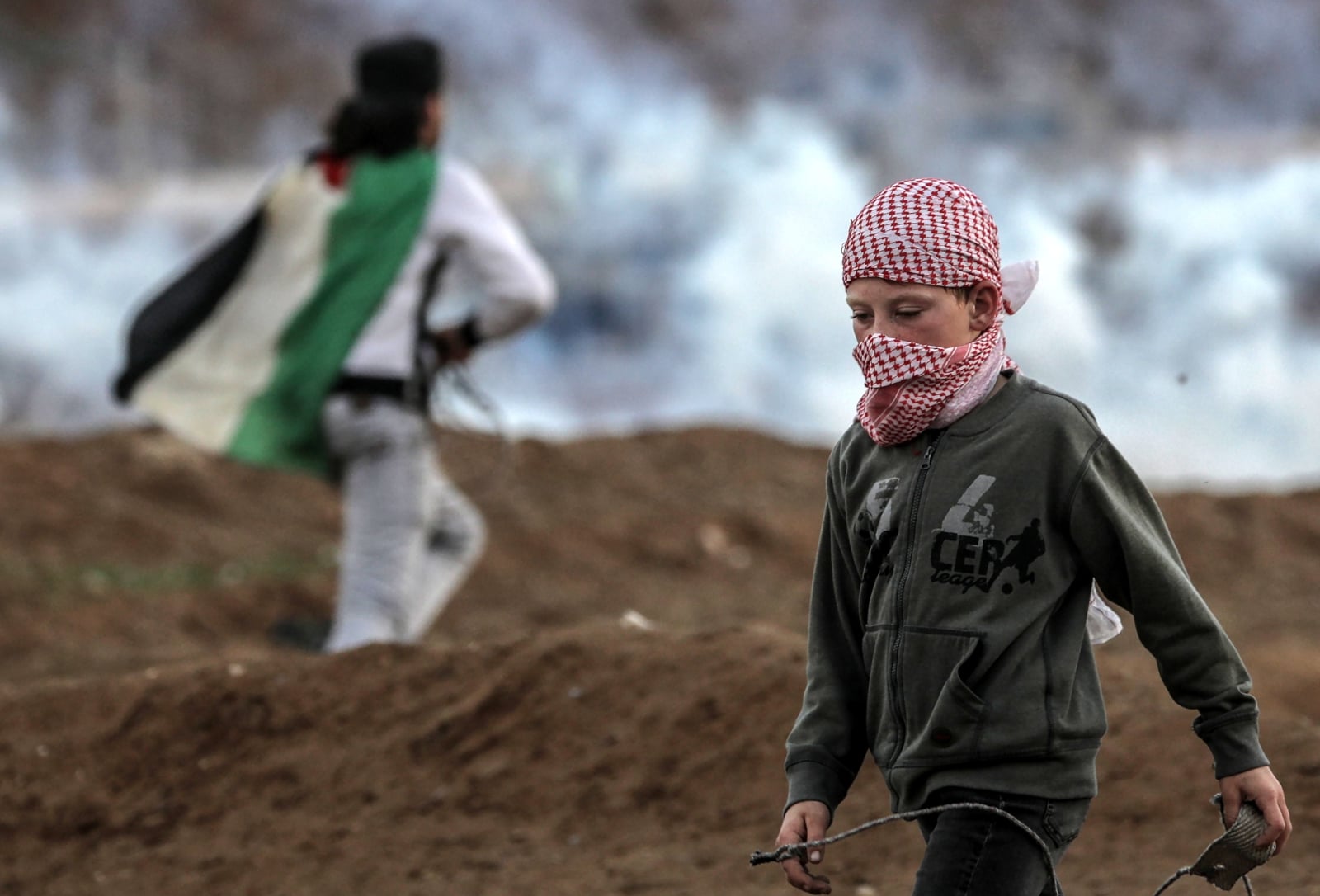 Palestyńczyk w strefie Gazy. Fot. PAP/EPA/MOHAMMED SABER
