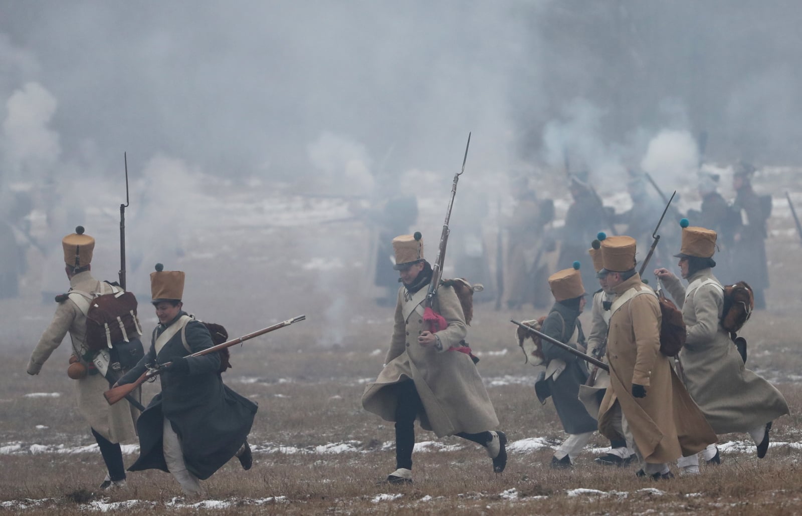 Członkowie grup rekonstrukcyjnych ubrani w repliki mundurów z 1812 roku w trakcie rekonstrukcji bitwy nad Berezyną, Mińsk, Białoruś. Fot. PAP/EPA/TATYANA ZENKOVICH