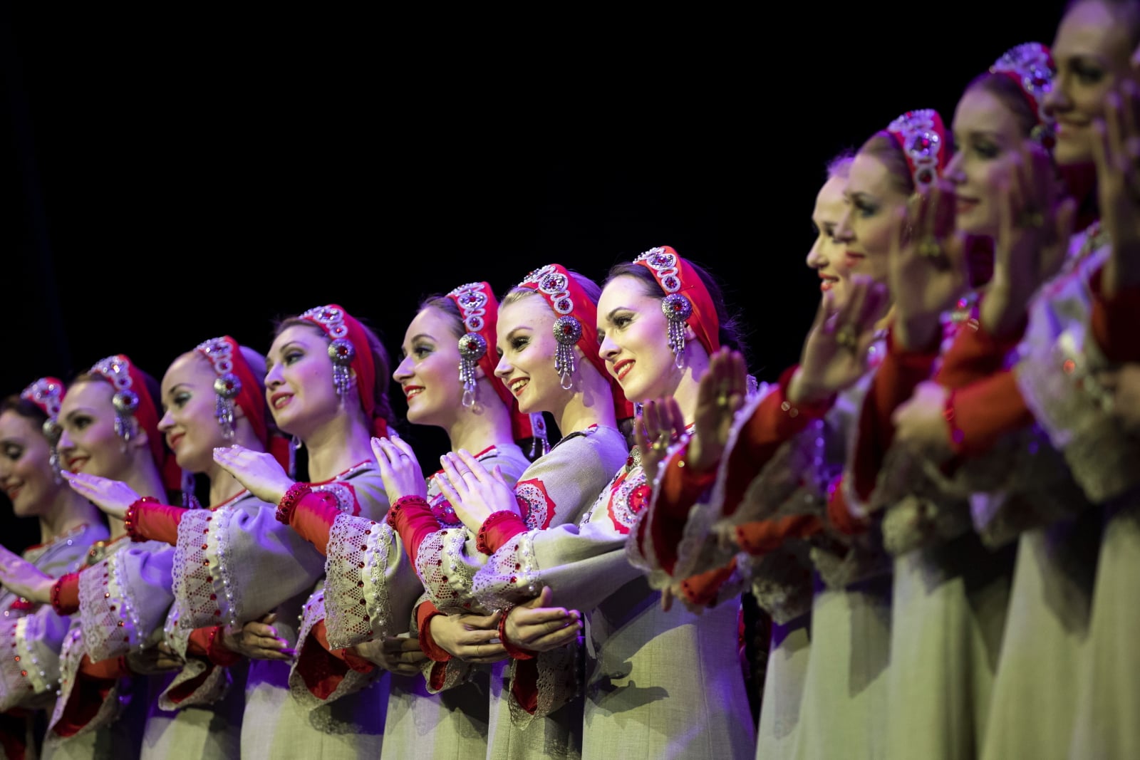Rosyjski zespół tańca ludowego występuje w Budapeszcie, Węgry. Fot. PAP/EPA/Balazs Mohai