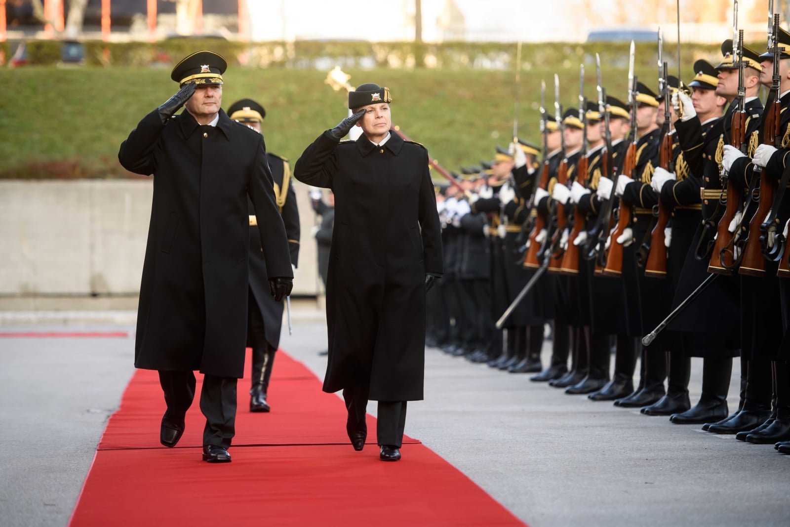 Generał dywizji Alenka Ermenc salutuje podczas przejmowania obowiązków szefa Sztabu Generalnego Słoweńskich Sił Zbrojnych w Lublanie, Słowenia