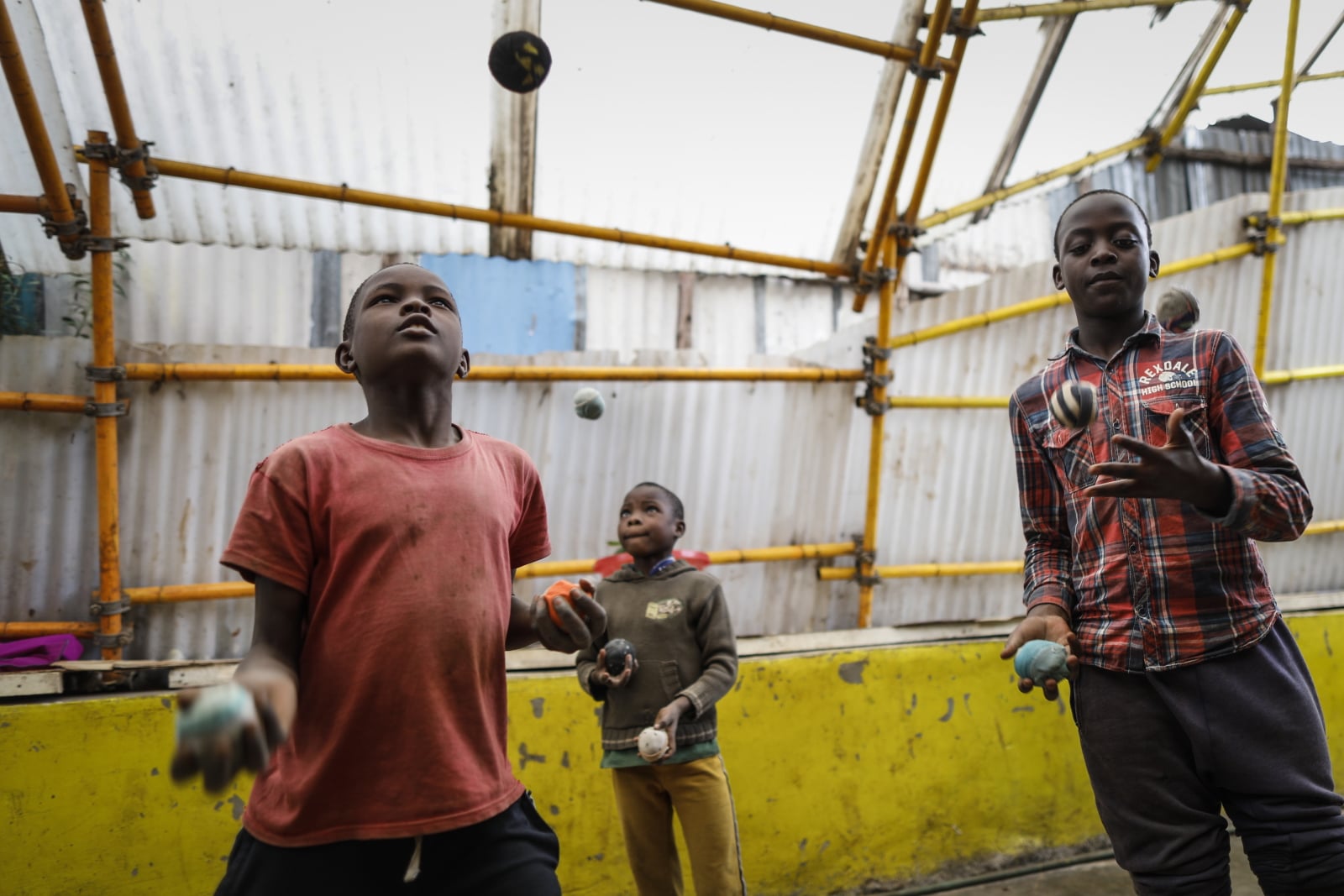 Dzieci bawią się w Fruitful Rescue Center, slumsach dla dzieci żyjących z HIV i innych osób, które straciły swoich rodziców z różnych powodów, w tym AIDS, w slumsach Nairobi w Kibera w Kenii
