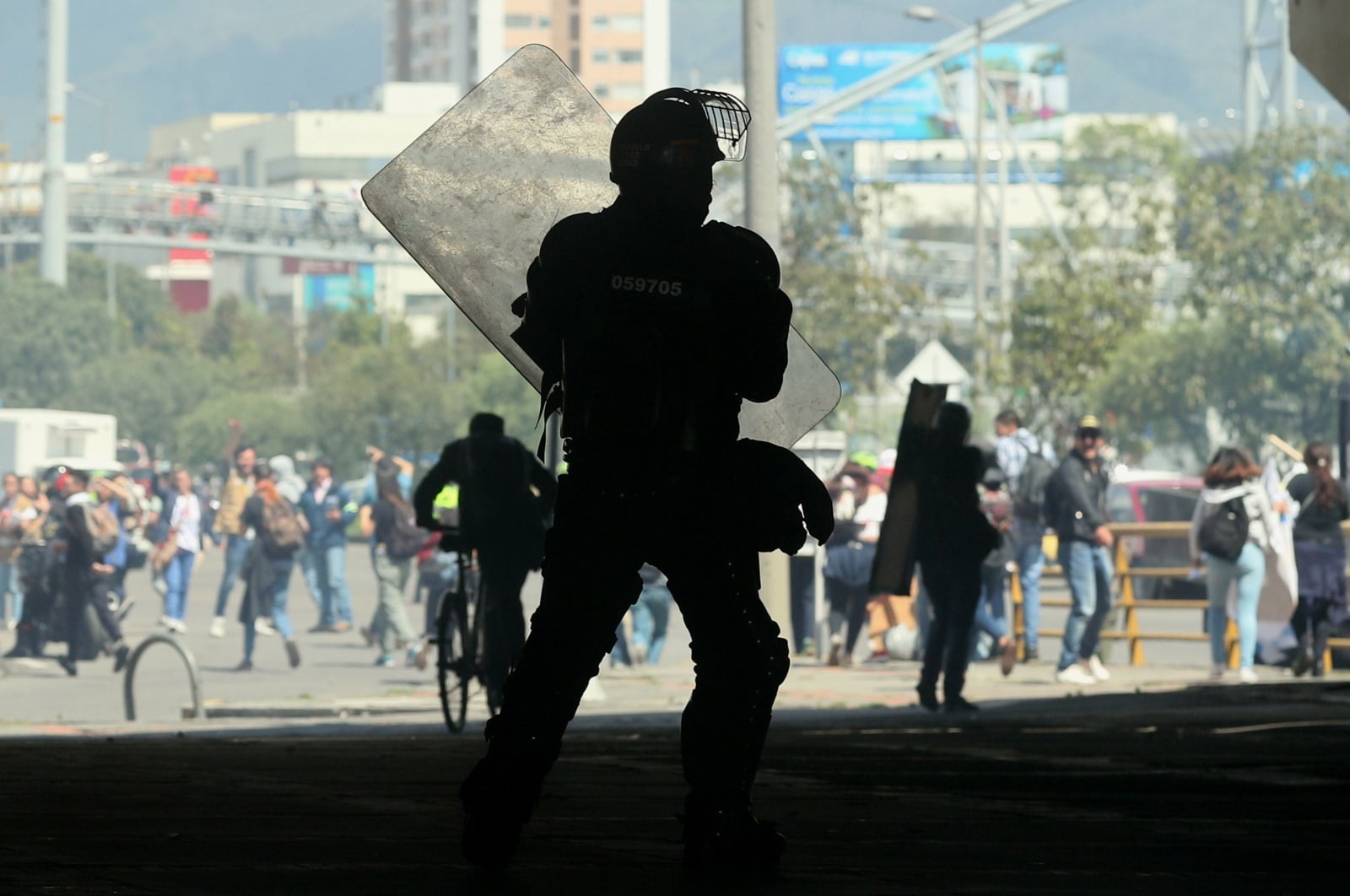 Grupa demonstrantów spotyka się z członkami policji podczas demonstracji w Bogocie, Kolumbia