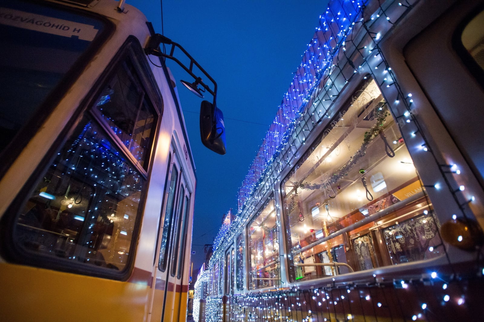 Świąteczne tramwaje w Budapeszcie fot. EPA/ZOLTAN BALOGH HUNGARY OUT 
