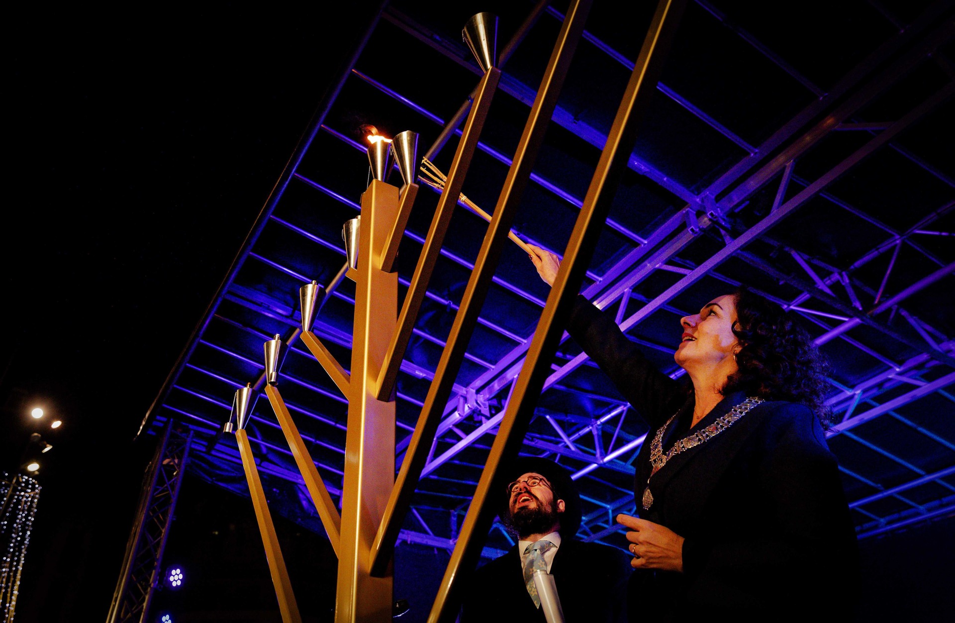 Burmistrz Amsterdamu zapala Chanukową Menorę podczas obchodów Chanuki, żydowskiego festiwalu światła, fot. ROBIN VAN LONKHUIJSEN , PAP/EPA 