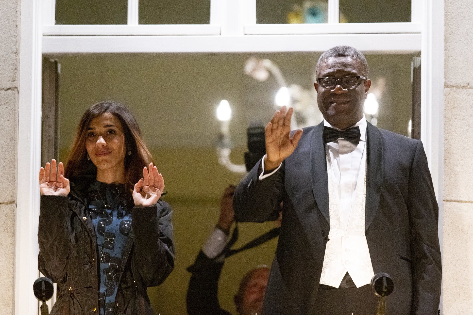 Ginekolog Denis Mukwege z Demokratycznej Republiki Konga i pochodząca z Iraku jazydzka działaczka Nadia Murad odebrali dzisiaj w Oslo Pokojową Nagrodę Nobla. Tegoroczni laureaci otrzymali wyjątkowo długi aplauz. Wzbogaciły go okrzyki autentycznej radości gości z Afryki, fot. Fredrik Hagen, PAP/EPA 