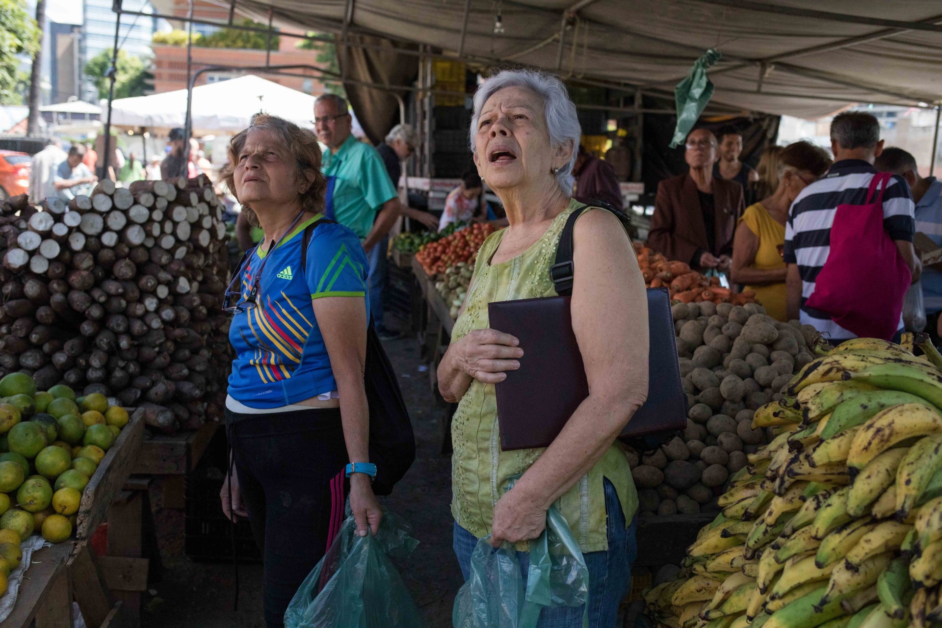 Wenezuela: inflacja w tym kraju wzrosła już o kilaset tysięcy procent, ceny wzrastają tak szybko, że ludzi nie stać już na zakup podstawowych produktów żywnościowych, fot. Cristian HernĂˇndez Dostawca: PAP/EPA.