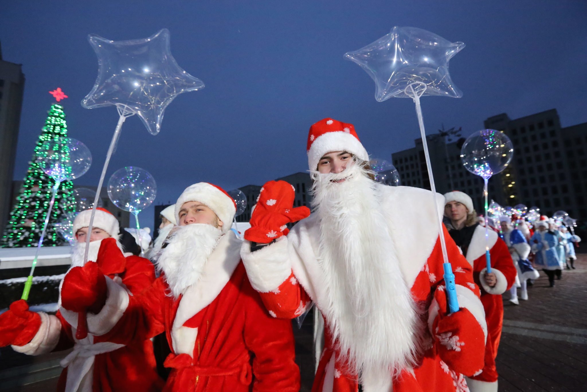 Mężczyźni przebrani za Dziadka Mroza biorą udział w świątecznej paradzie w centrum Mińska, fot. TATYANA ZENKOVICH, PAP/EPA.