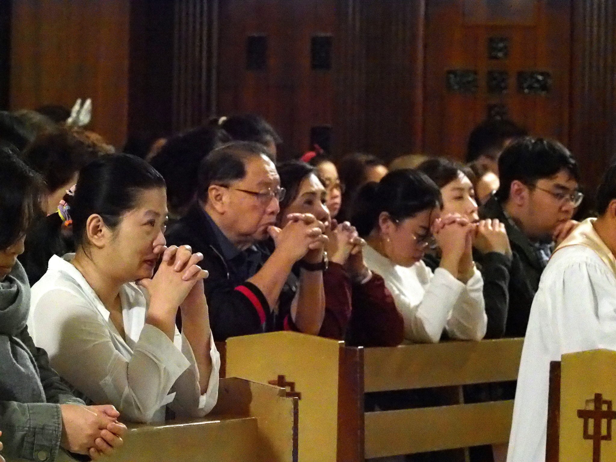 Tajwańscy katolicy modlą się podczas mszy świątecznej w kościele Świętej Rodziny w Taipei, fot. DAVID CHANG, PAP/EPA.