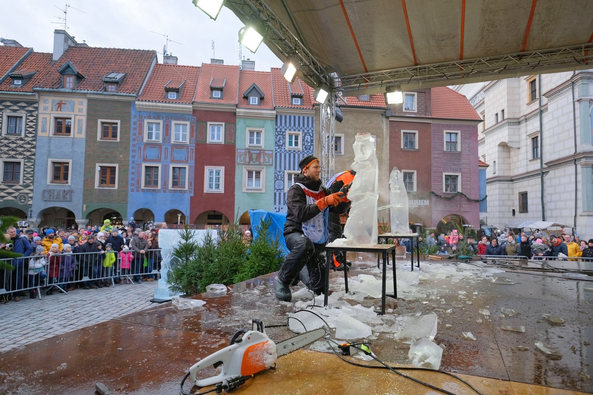 Rzeźby lodowe na poznańskim Starym Rynku. (mr) PAP/Jakub Kaczmarczyk