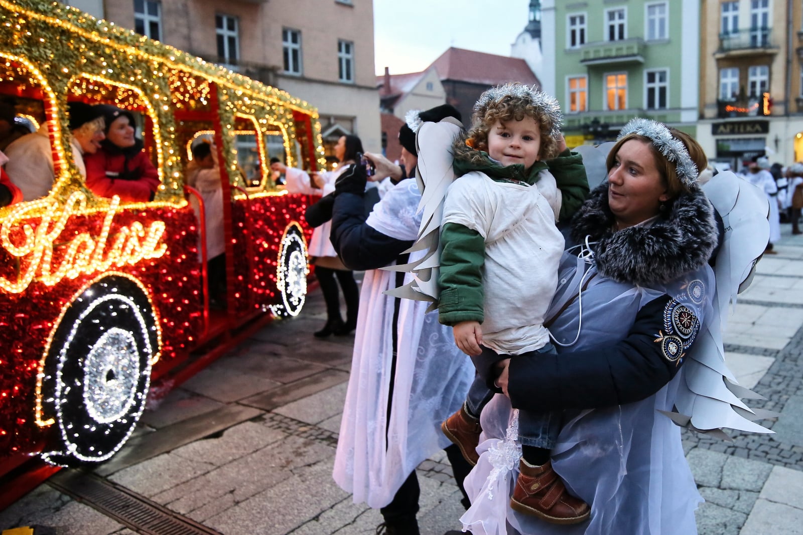 Mieszkańcy Kalisza w anielskich strojach zgromadzili siê na Rynku, próbując pobić rekord Guinnessa Polski w ilości aniołów zgromadzonych w jednym miejscu. PAP/Tomasz Wojtasik