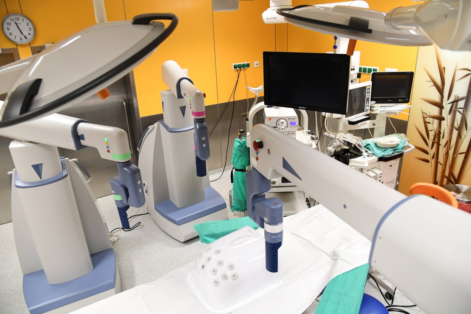 Jedyny w Polsce robot chirurgiczny Senhance w otwartym właśnie Ośrodku Robotyki Medycznej w Katedrze Chirurgii Ogólnej, Onkologicznej i Gastroenterologicznej Szpitala Uniwersyteckiego w Krakowie. Fot. PAP Jacek Bednarczyk