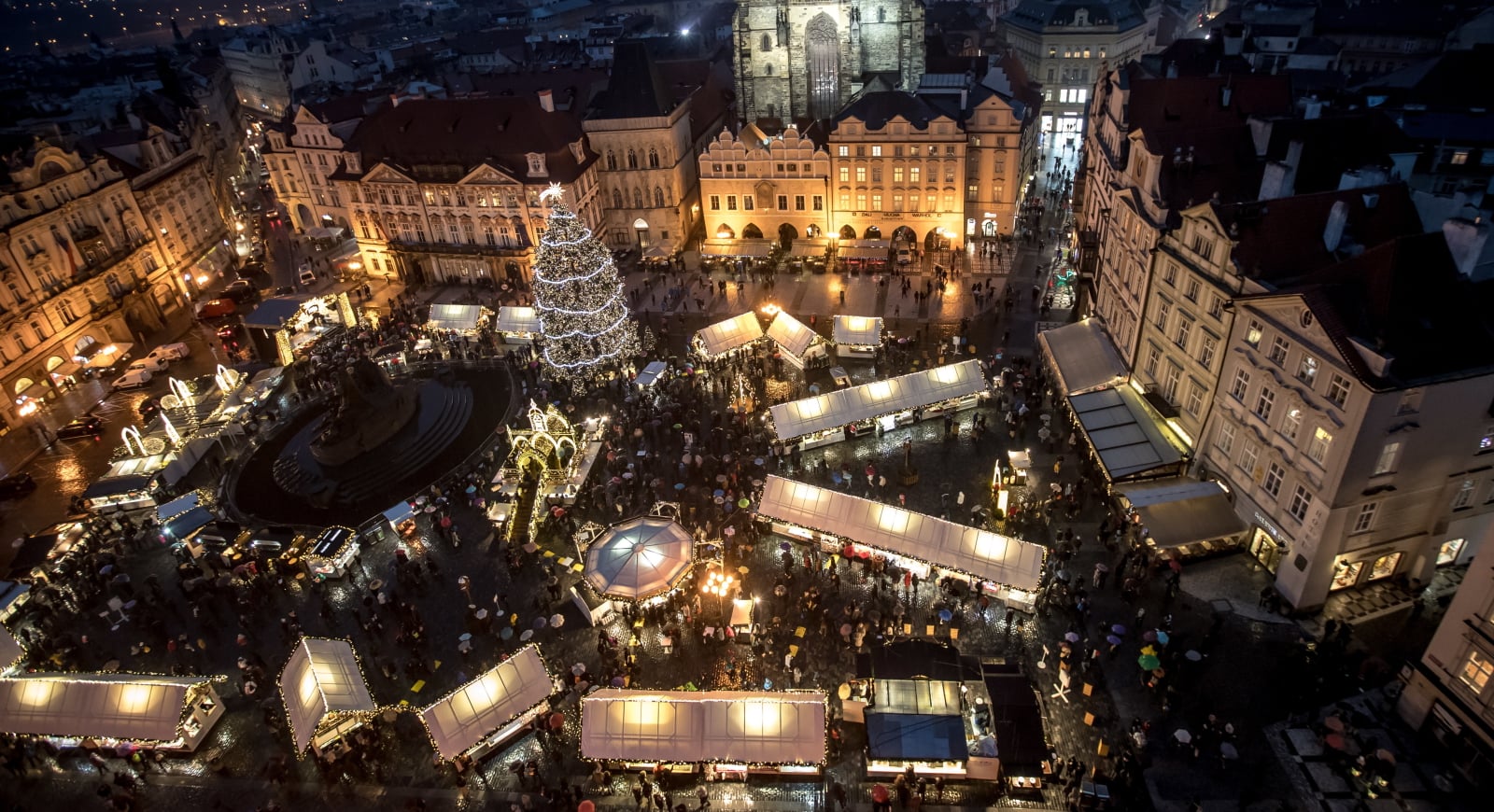 Jarmark Świąteczny w Pradze fot. EPA/MARTIN DIVISEK 
