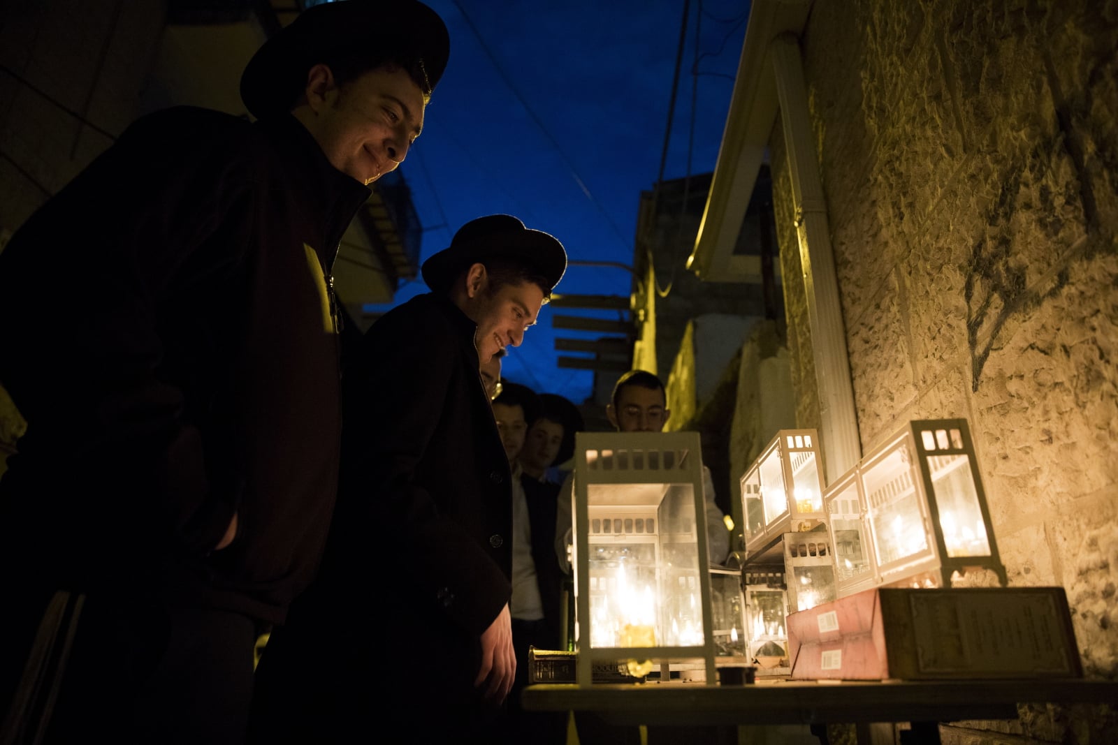 epa07210537 An Ultra-Orthodox Jew lights a Hanukkah candle outside his house during the Jewish holiday of Hanukkah in the Mea Shearim neighbourhood of Jerusalem, Israel, 05 December 2018. Hanukkah, also known as the 'Festival of Lights', is one of the most important Jewish holidays and is celebrated by Jews worldwide. Hanukkah began in the evening of 02 December and ends in the evening of 10 December.  EPA/ABIR SULTAN 
Dostawca: PAP/EPA.