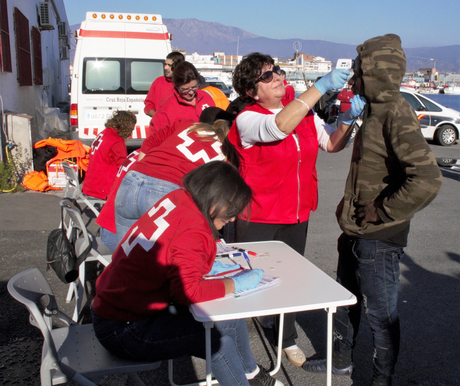 Hiszpański Czerwony Krzyż pomaga uchodźcom fot. EPA/ALBA FEIXAS 
