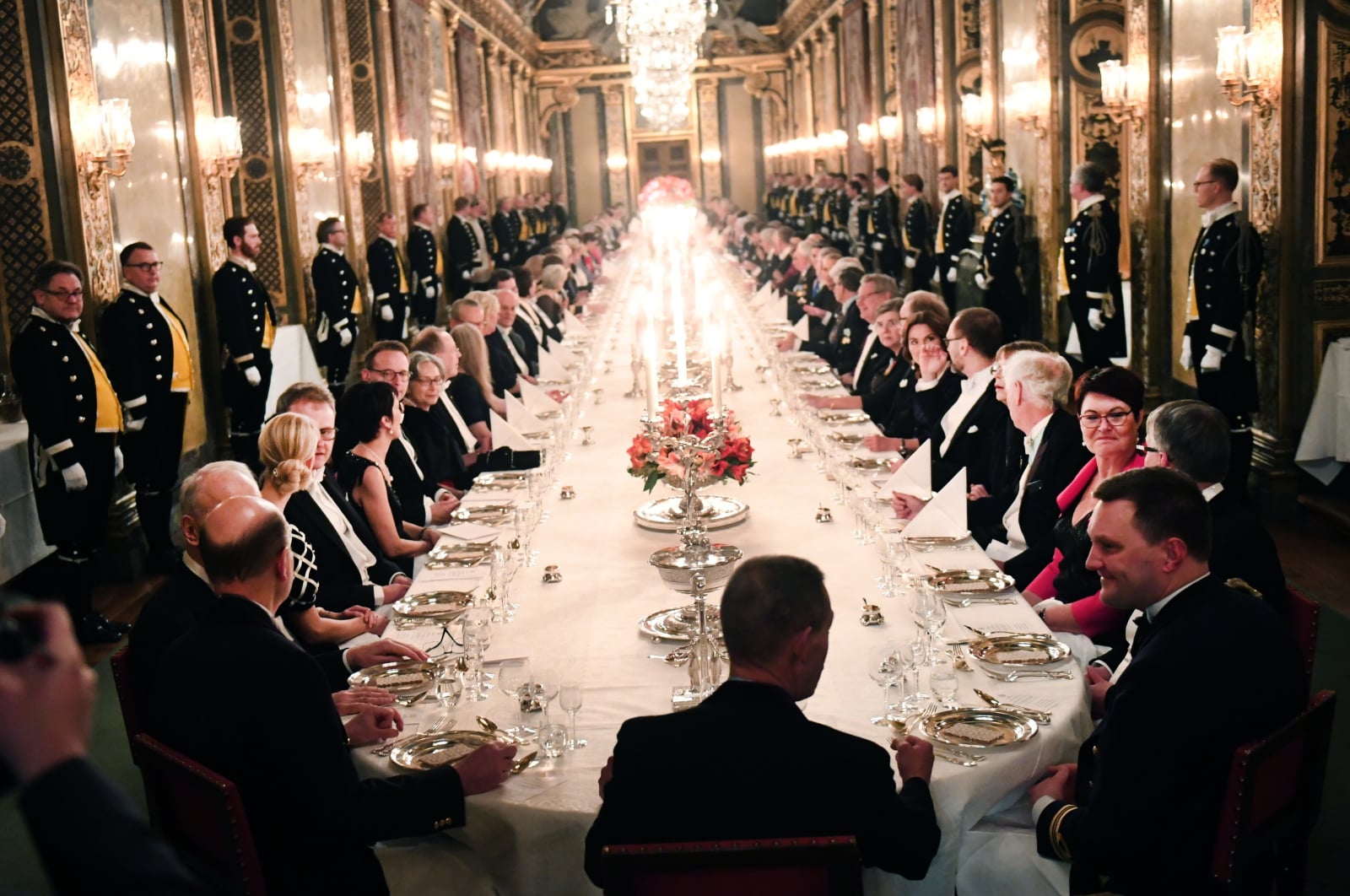 Szwecja - kolacja pary królewskiej z laureatami Nagrody Nobla EPA/FREDRIK SANDBERG /TT SWEDEN 