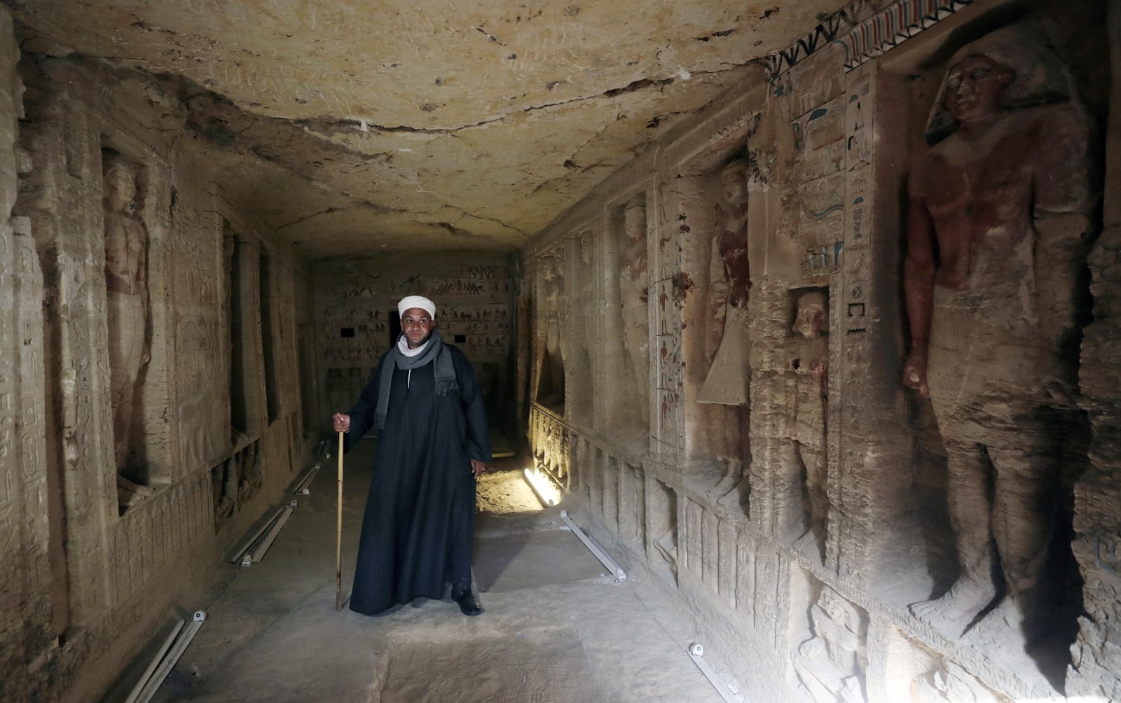 Egipski archeolog w nowo odkrytym grobowcu 
