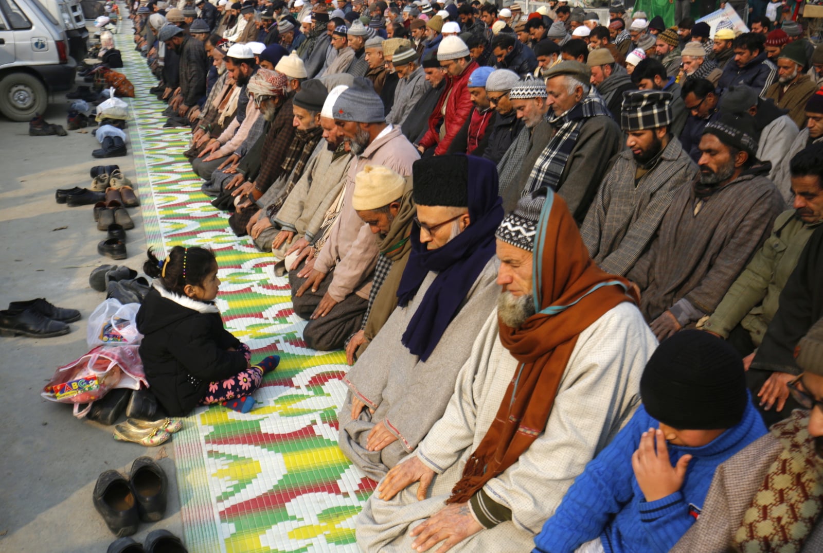 Muzułmanie w trakcie modlitwy. Kaszmir, Indie. Fot. PAP/EPA/FAROOQ KHAN