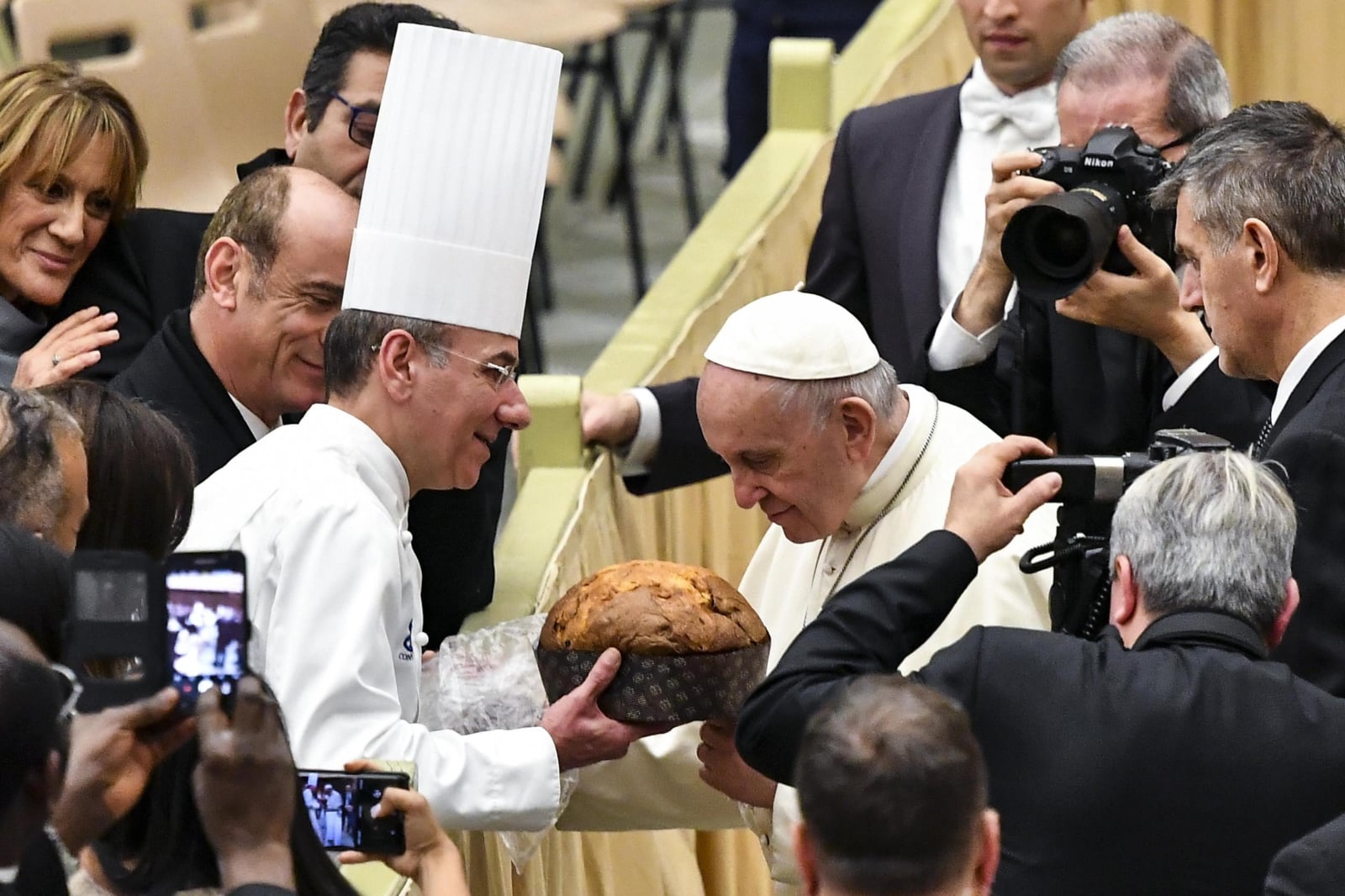 Papież Franciszek wącha Panettone, tradycyjne świąteczne ciasto. Fot. EPA/ANGELO CARCONI