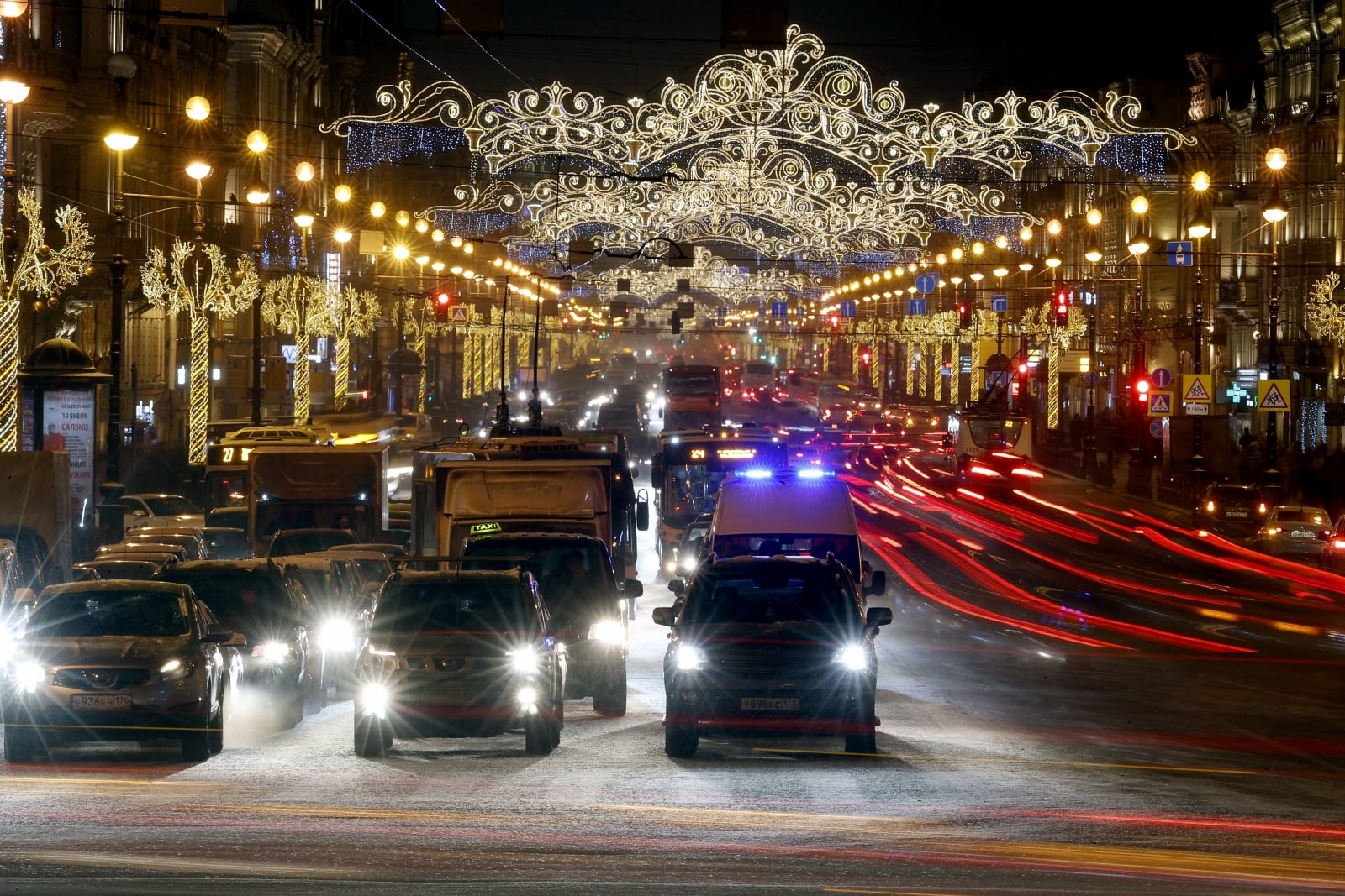 Przygotowania do Świąt Bożego Narodzenia w Moskwie fot. EPA/ANATOLY MALTSEV 
