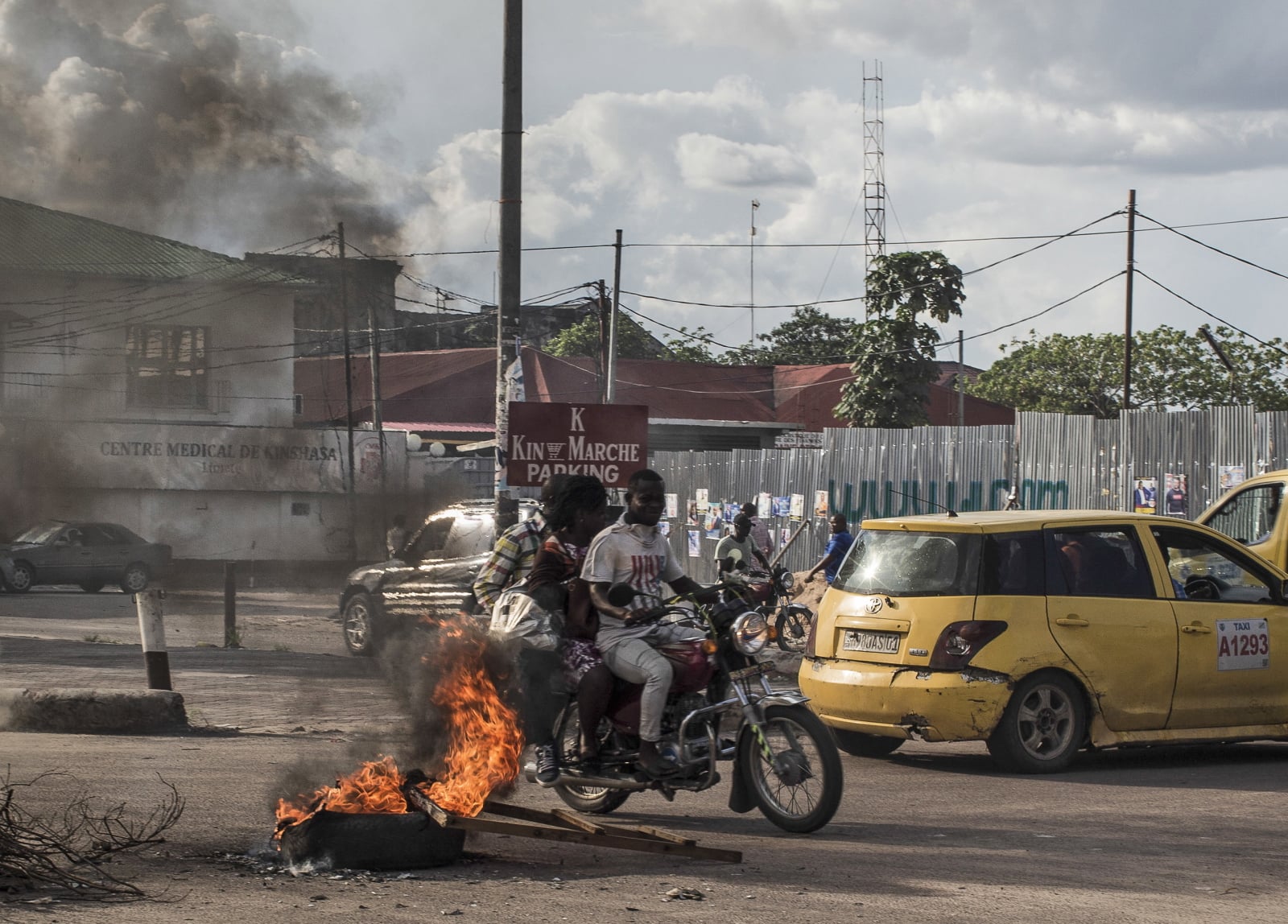 Protesty podczas odbywających się wyborów w Demokratycznej Republice Konga fot. EPA/STEFAN KLEINOWITZ 
