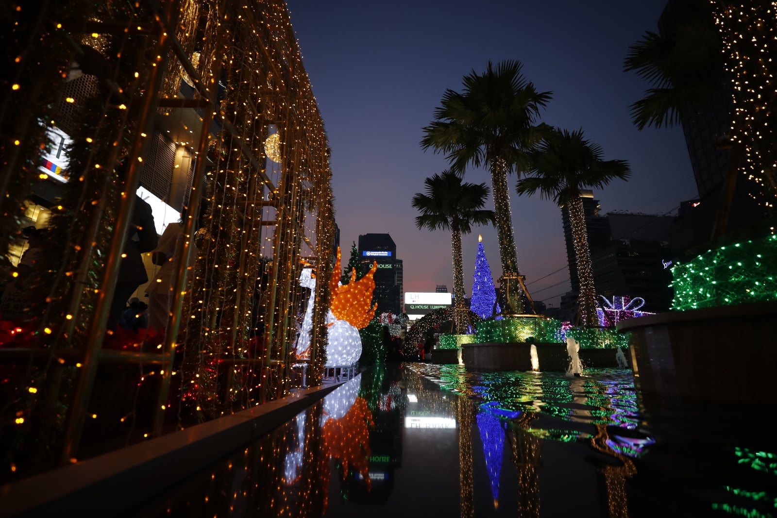 Świąteczne dekoracje w Bangkoku w Tajlandii. Fot. PAP/EPA/DIEGO AZUBEL