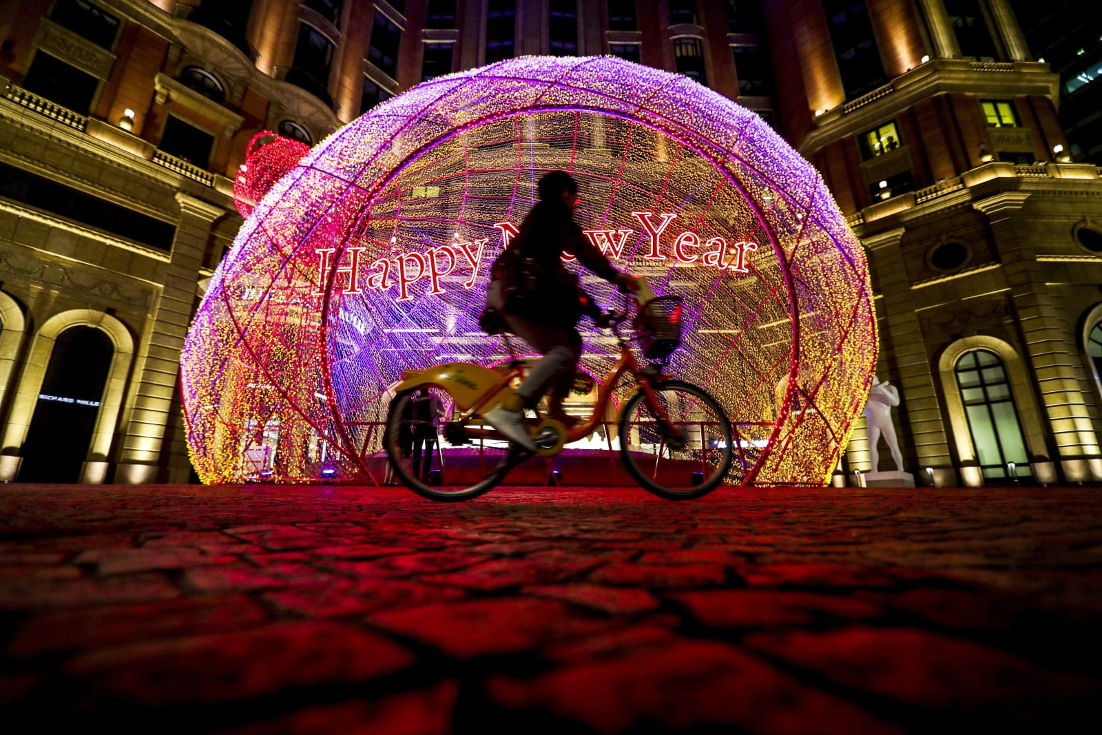 Rowerzysta przejeżdża obok świątecznej iluminacji w Tajpej na Tajwanie. Fot. PAP/EPA/RITCHIE B. TONGO