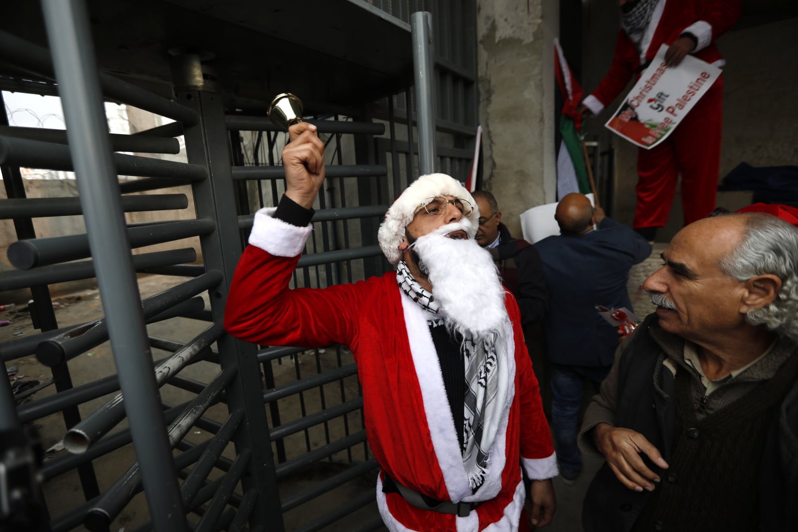 Protest na terenie Autonomii Palestyńskiej fot. EPA/ABED AL HASHLAMOUN 
