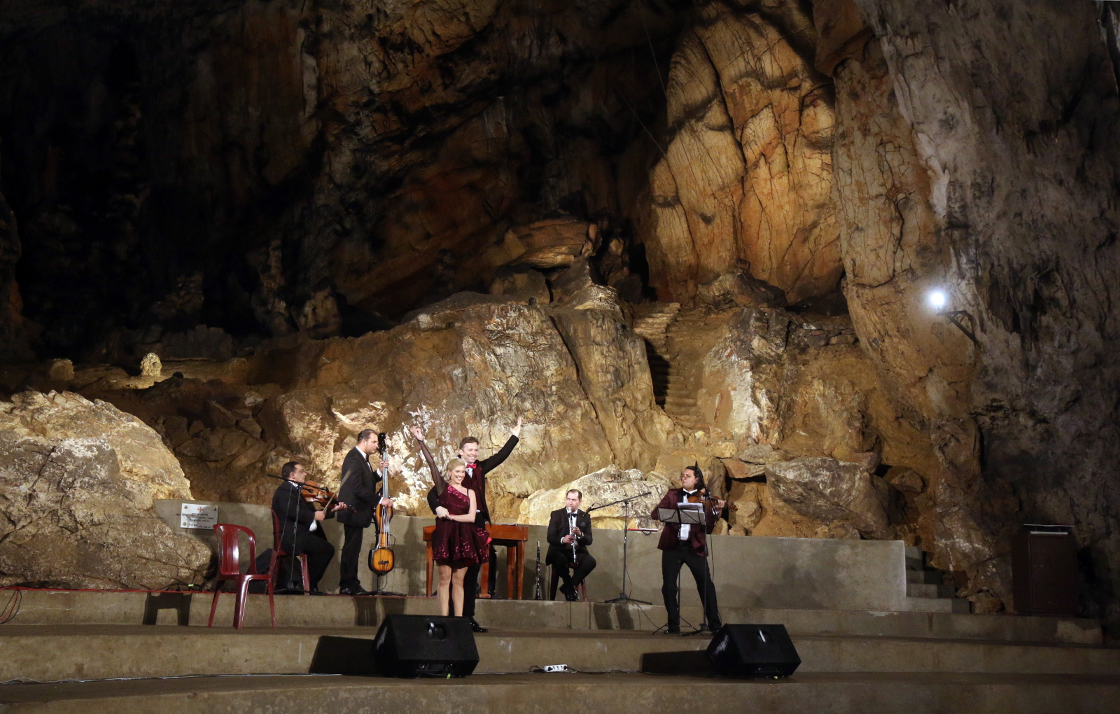 Koncert w jaskini na Węgrzech fot. EPA/Janos Vajda 