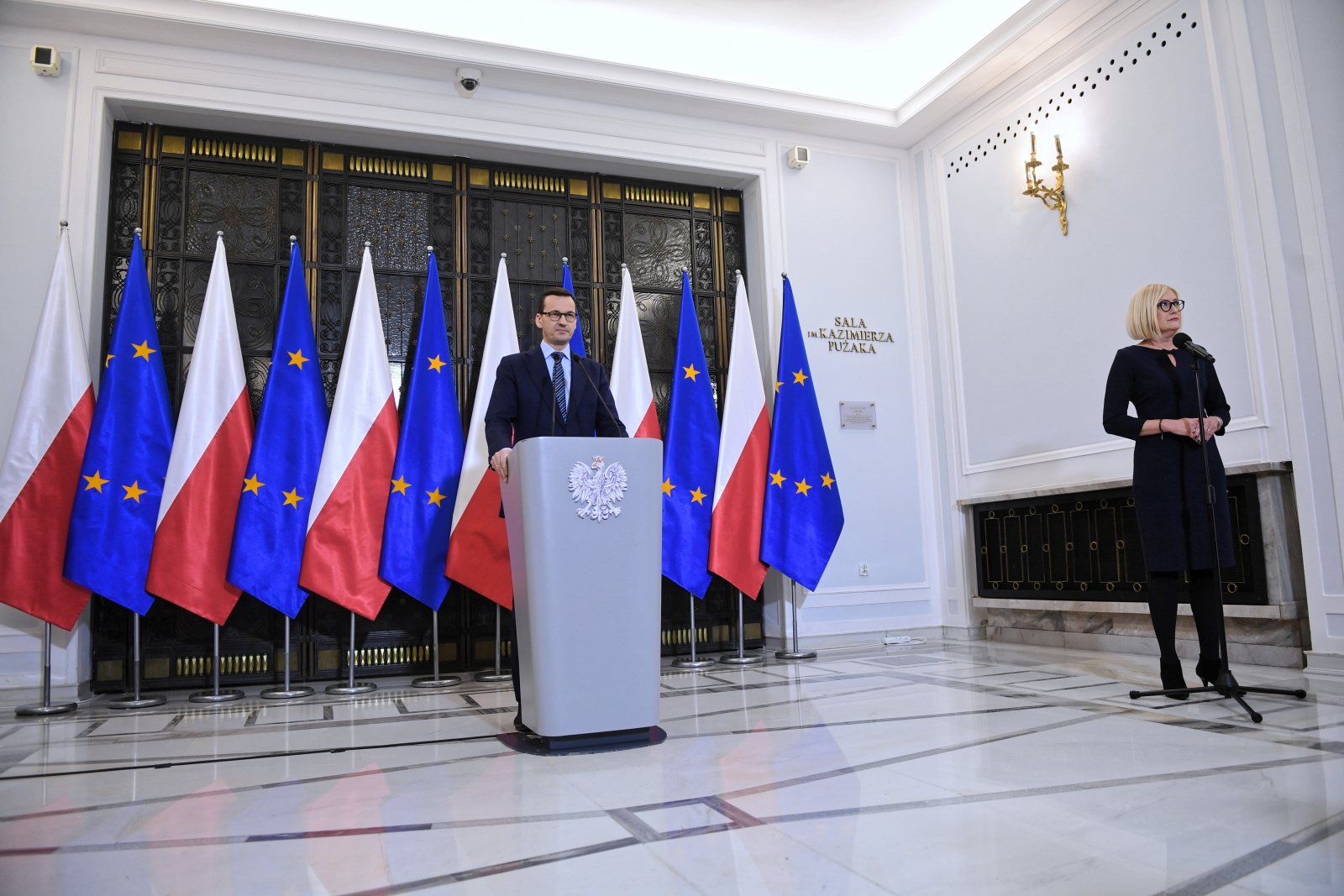 Premier Mateusz Morawiecki podczas konferencji prasowej po spotkaniu w Sejmie, 25 bm. Z prawej rzecznik rządu Joanna Kopcińska. Premier Mateusz Morawiecki spotkał się z szefami klubów i kół parlamentarnych. Rozmowy dotyczą zmian legislacyjnych przygotowanych w resortach zdrowia i sprawiedliwości po śmierci prezydenta Gdańska Pawła Adamowicza. Fot. PAP/Jacek Turczyk