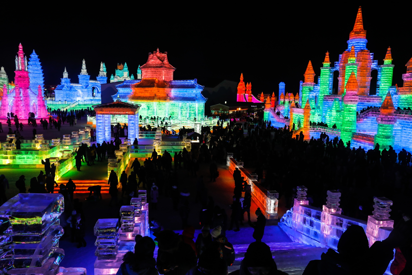 Festiwal rzeźb lodowych w Chinach EPA/ROMAN PILIPEY 
