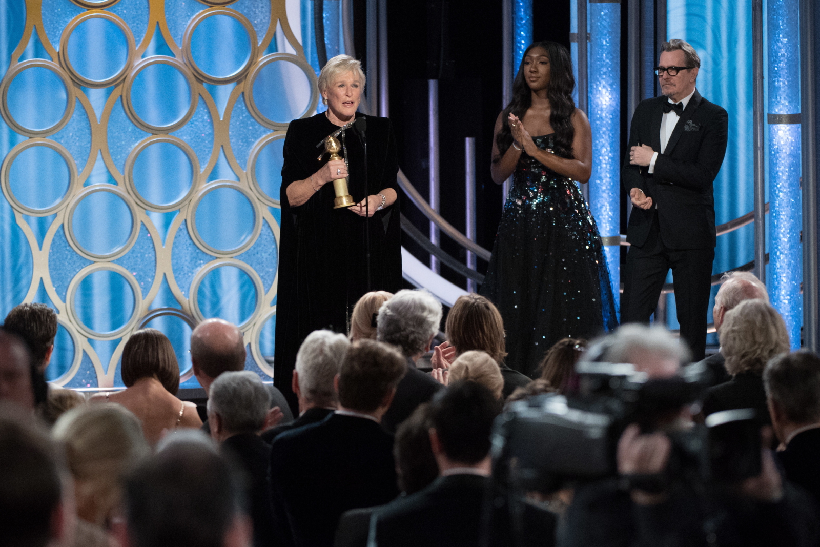 Aktorka Glenn Close otrzymuje Złotego Globa w trakcie uroczystości wręczenia tych nagród. Fot. PAP/EPA/HFPA / HANDOUT