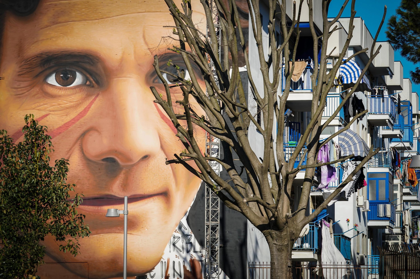 Mural przedstawiający Pier Paolo Pasoliniego w Neapolu, Włochy. Fot. PAP/EPA/CESARE ABBATE
